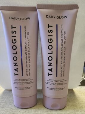 TANALOGIST Daily Glow Hydrating Self-Tan Lotion Medium To Dark Skin Tones Set 2